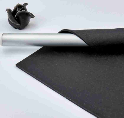 Utkavlas svart kavlingsmarsipan och modellerad till svart marsipanros