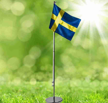 Flaggstng med svensk flagga 165 cm i motljus p grsmatta
