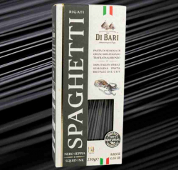 Svart spaghetti färgad med bläckfiskbläck